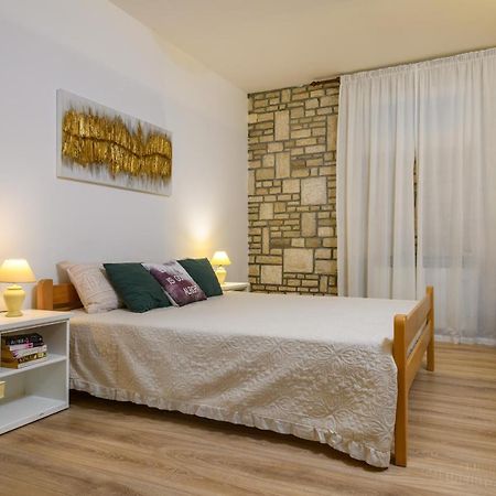 Apartman Aleksandra Pula Buitenkant foto