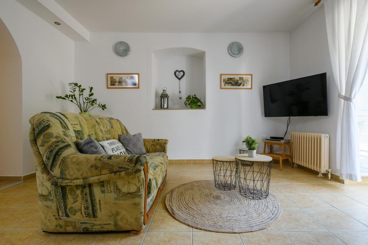 Apartman Aleksandra Pula Buitenkant foto